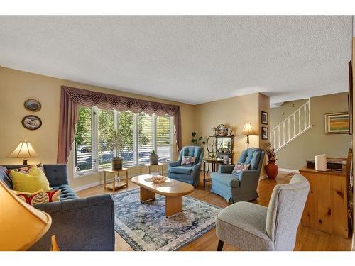 104 Edgedale Drive Nw, Calgary, AB - Indoor Photo Showing Living Room