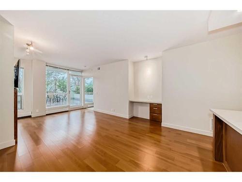 712-222 Riverfront Avenue Sw, Calgary, AB - Indoor Photo Showing Living Room