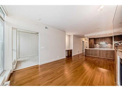 712-222 Riverfront Avenue Sw, Calgary, AB - Indoor Photo Showing Kitchen