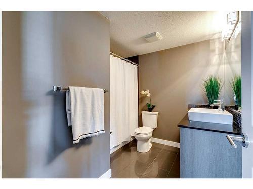 2302-11 Mahogany Row Se, Calgary, AB - Indoor Photo Showing Bathroom