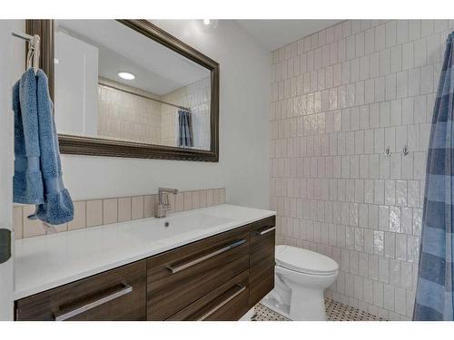 2203 Paliswood Bay Sw, Calgary, AB - Indoor Photo Showing Bathroom