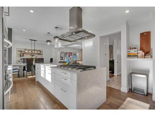 2203 Paliswood Bay Sw, Calgary, AB - Indoor Photo Showing Kitchen