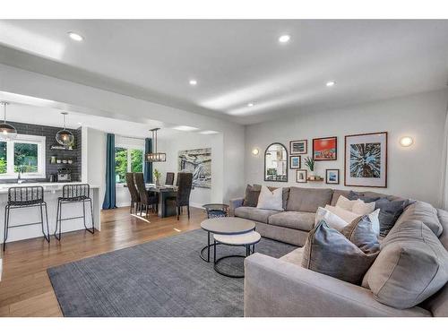 2203 Paliswood Bay Sw, Calgary, AB - Indoor Photo Showing Living Room