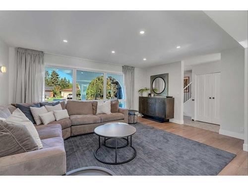 2203 Paliswood Bay Sw, Calgary, AB - Indoor Photo Showing Living Room