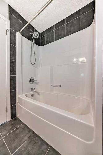 33 Auburn Crest Green Se, Calgary, AB - Indoor Photo Showing Bathroom