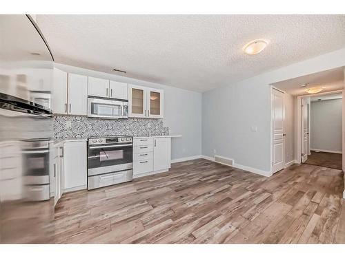 33 Auburn Crest Green Se, Calgary, AB - Indoor Photo Showing Kitchen With Upgraded Kitchen