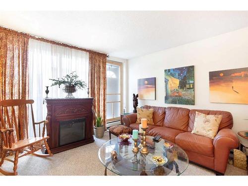 1030 13 Avenue Sw, Calgary, AB - Indoor Photo Showing Living Room