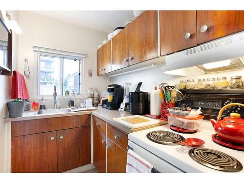 1030 13 Avenue Sw, Calgary, AB - Indoor Photo Showing Kitchen