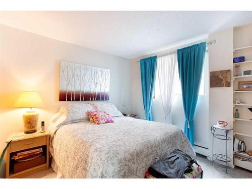 1030 13 Avenue Sw, Calgary, AB - Indoor Photo Showing Bedroom