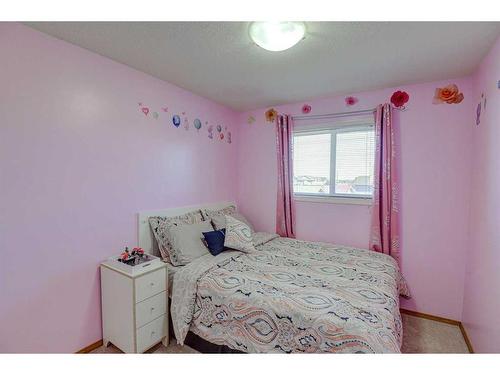 28 Tarawood Grove Ne, Calgary, AB - Indoor Photo Showing Bedroom