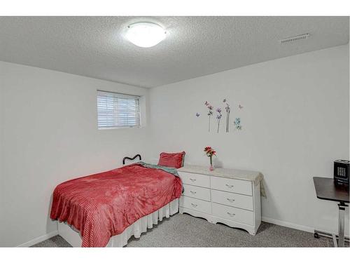 28 Tarawood Grove Ne, Calgary, AB - Indoor Photo Showing Bedroom