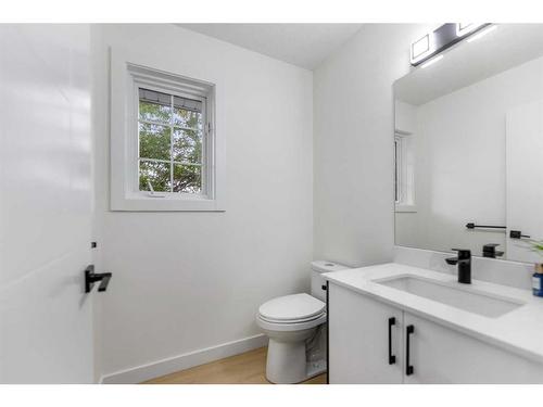 47 Kingsland Villas Sw, Calgary, AB - Indoor Photo Showing Bathroom