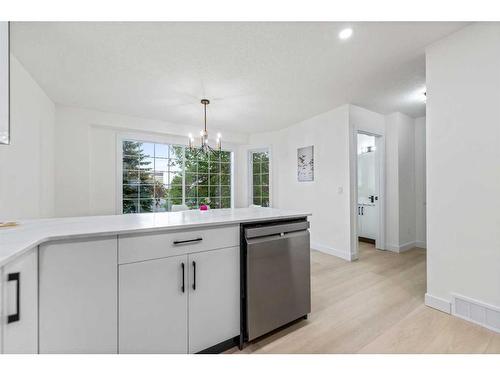 47 Kingsland Villas Sw, Calgary, AB - Indoor Photo Showing Kitchen