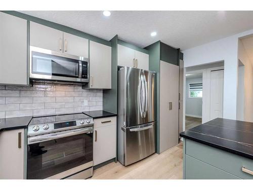 5655 Dalhousie Drive Nw, Calgary, AB - Indoor Photo Showing Kitchen