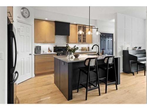 4628 Quentin Street Sw, Calgary, AB - Indoor Photo Showing Kitchen