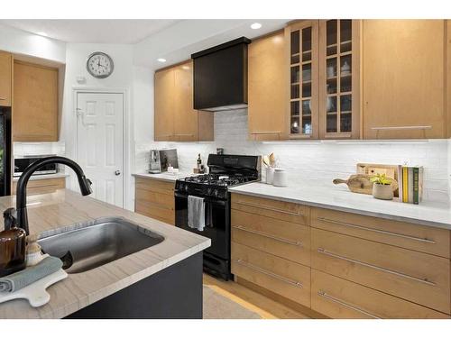 4628 Quentin Street Sw, Calgary, AB - Indoor Photo Showing Kitchen