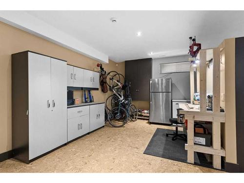 4628 Quentin Street Sw, Calgary, AB - Indoor Photo Showing Kitchen