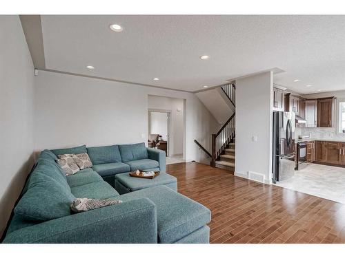 3830 Centre A Street Ne, Calgary, AB - Indoor Photo Showing Living Room