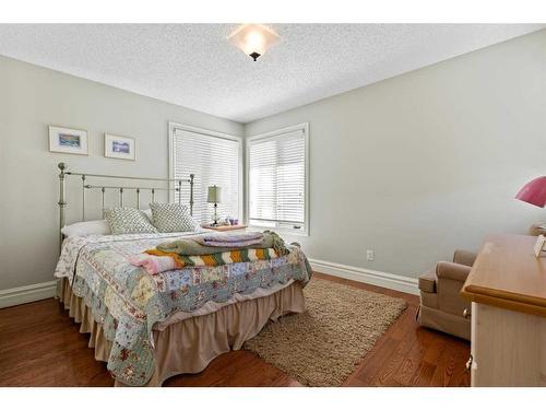 301 Lakeside Greens Crescent, Chestermere, AB - Indoor Photo Showing Bedroom