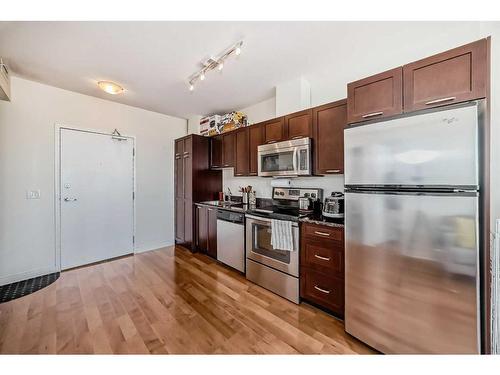 1610-3830 Brentwood Road Nw, Calgary, AB - Indoor Photo Showing Kitchen