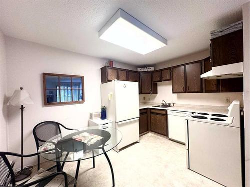 3109-4001C 49 Street Nw, Calgary, AB - Indoor Photo Showing Kitchen