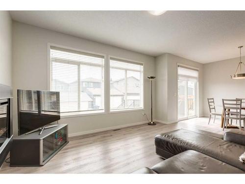 33 Sage Bluff Close Nw, Calgary, AB - Indoor Photo Showing Living Room