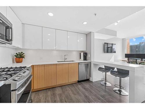 603-560 6 Avenue Se, Calgary, AB - Indoor Photo Showing Kitchen With Upgraded Kitchen