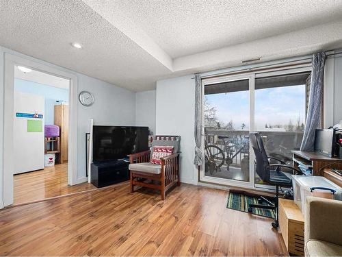 61-3705 Fonda Way Se, Calgary, AB - Indoor Photo Showing Living Room