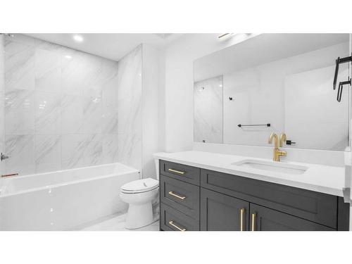 336 33 Avenue Ne, Calgary, AB - Indoor Photo Showing Bathroom