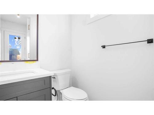 336 33 Avenue Ne, Calgary, AB - Indoor Photo Showing Bathroom