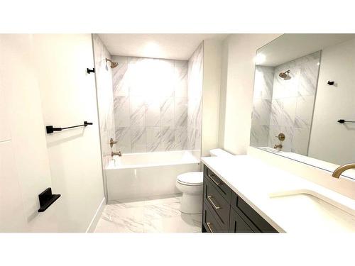 336 33 Avenue Ne, Calgary, AB - Indoor Photo Showing Bathroom