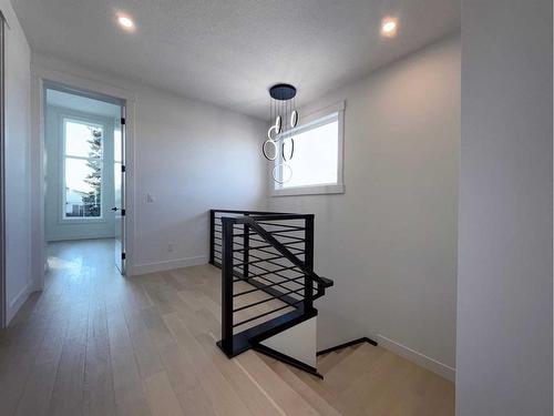 336 33 Avenue Ne, Calgary, AB - Indoor Photo Showing Other Room