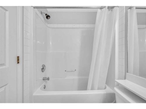 14 Taravista Gardens Ne, Calgary, AB - Indoor Photo Showing Bathroom