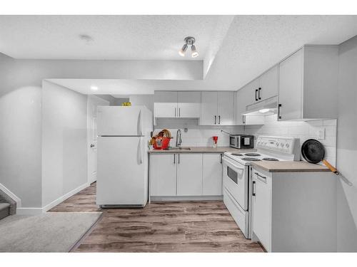 14 Taravista Gardens Ne, Calgary, AB - Indoor Photo Showing Kitchen