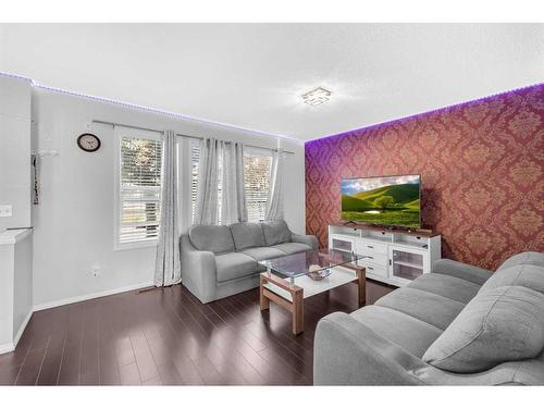 14 Taravista Gardens Ne, Calgary, AB - Indoor Photo Showing Living Room