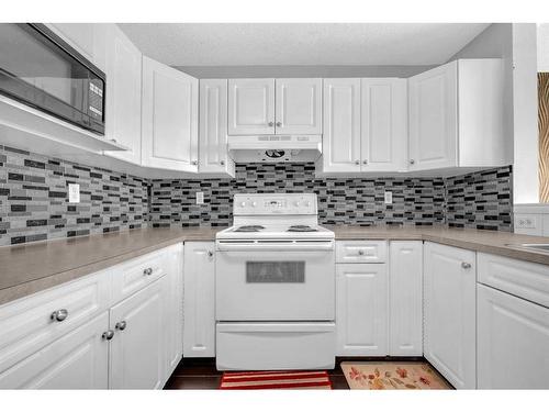 14 Taravista Gardens Ne, Calgary, AB - Indoor Photo Showing Kitchen