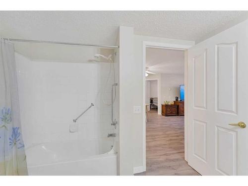 113-5000 Somervale Court Sw, Calgary, AB - Indoor Photo Showing Bathroom