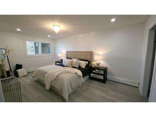 203-1001 68 Avenue Sw, Calgary, AB - Indoor Photo Showing Bedroom