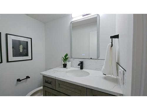 203-1001 68 Avenue Sw, Calgary, AB - Indoor Photo Showing Bathroom