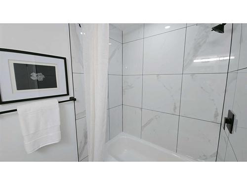 203-1001 68 Avenue Sw, Calgary, AB - Indoor Photo Showing Bathroom