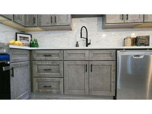 203-1001 68 Avenue Sw, Calgary, AB - Indoor Photo Showing Kitchen