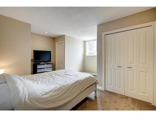 812 Lake Placid Drive Se, Calgary, AB - Indoor Photo Showing Bedroom