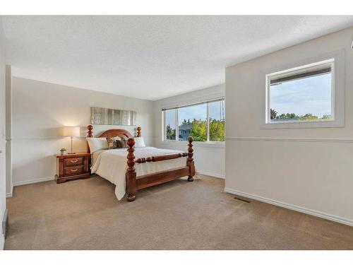 153 Woodglen Grove Sw, Calgary, AB - Indoor Photo Showing Bedroom