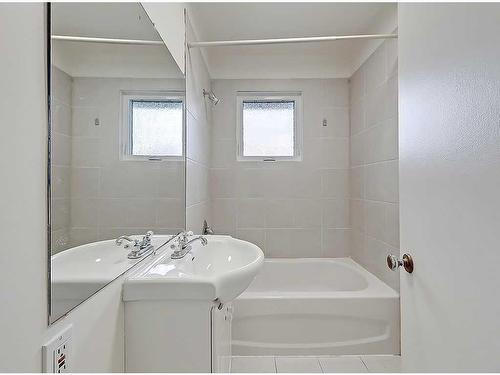 2610 15A Street Sw, Calgary, AB - Indoor Photo Showing Bathroom