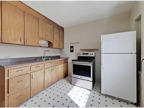 2610 15A Street Sw, Calgary, AB - Indoor Photo Showing Kitchen With Double Sink