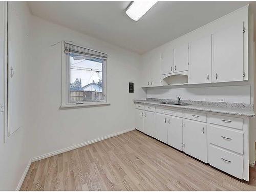 2610 15A Street Sw, Calgary, AB - Indoor Photo Showing Kitchen With Double Sink