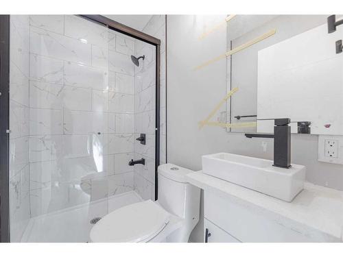 3239 Dovercliffe Road Se, Calgary, AB - Indoor Photo Showing Bathroom