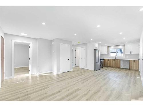 3239 Dovercliffe Road Se, Calgary, AB - Indoor Photo Showing Kitchen