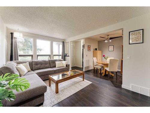 1502-544 Blackthorn Road Ne, Calgary, AB - Indoor Photo Showing Living Room