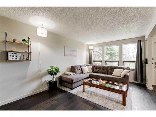 1502-544 Blackthorn Road Ne, Calgary, AB - Indoor Photo Showing Living Room